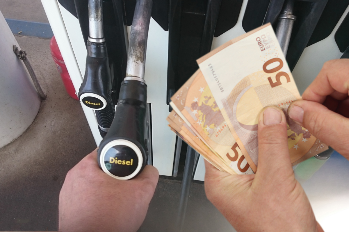 Ancora rialzi per i prezzi di benzina e gasolio Caro benzina prezzi alle stelle in autostrada e sulle isole