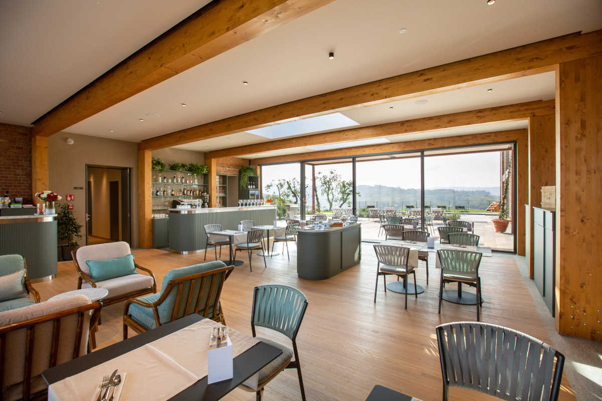 La sala colazioni di Cascina Galarej  Cascina Galarej, hotel di charme con vista sui vigneti delle Langhe