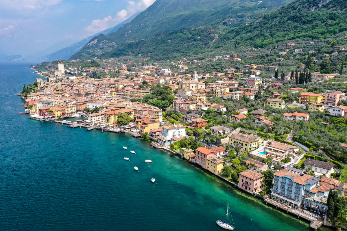 Overtourism sui laghi lombardi tra traffico, rifiuti e case a prezzi folli