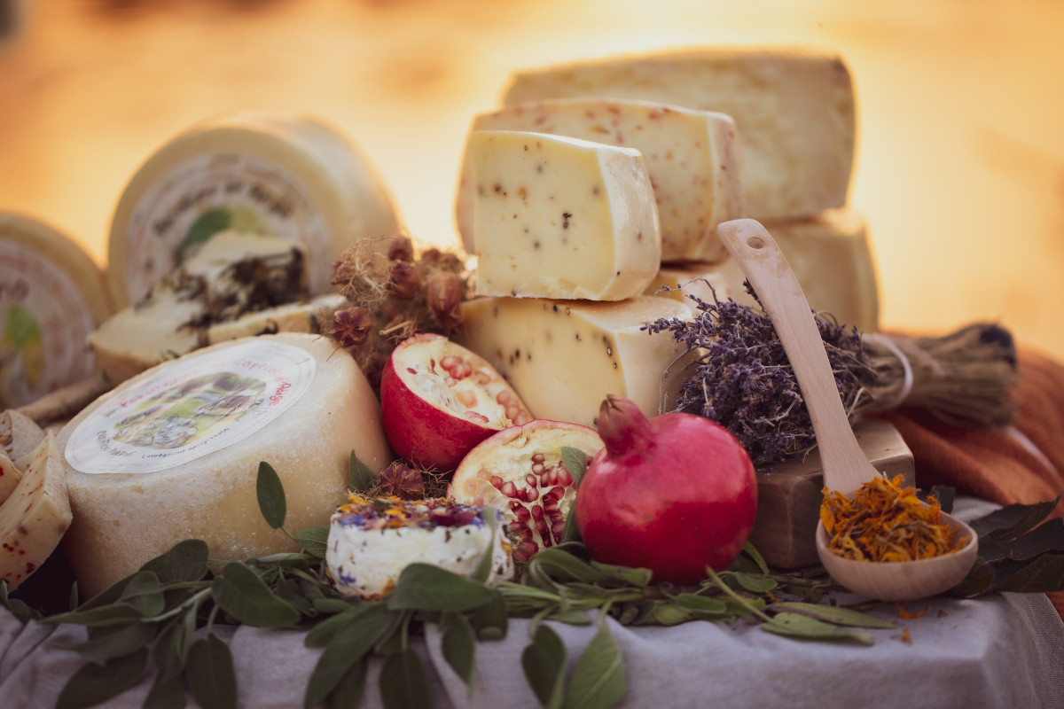 In Veneto c’è un caseificio che trasforma tre latti in formaggi d’autore