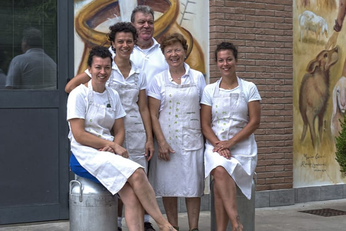 In Veneto c’è un caseificio che trasforma tre latti in formaggi d’autore