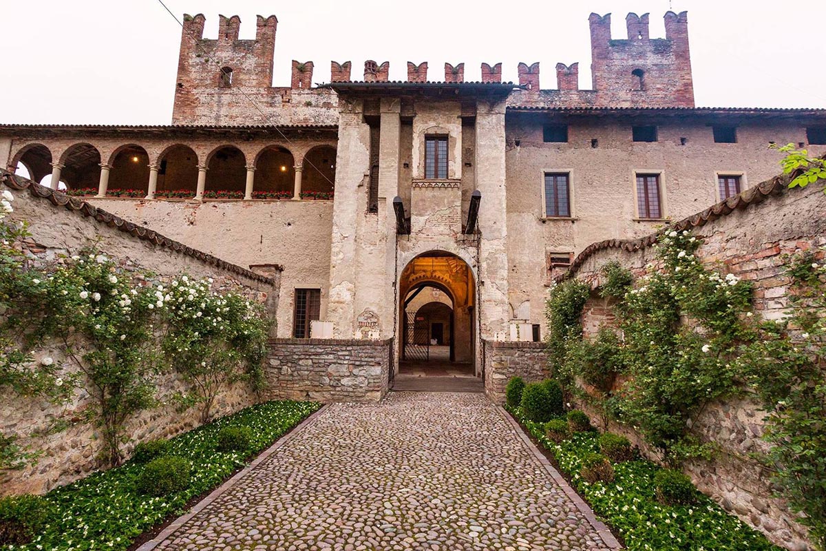 Castello di Malpaga Non credi ai fantasmi? Prima di dirlo, dormi in uno di questi hotel!