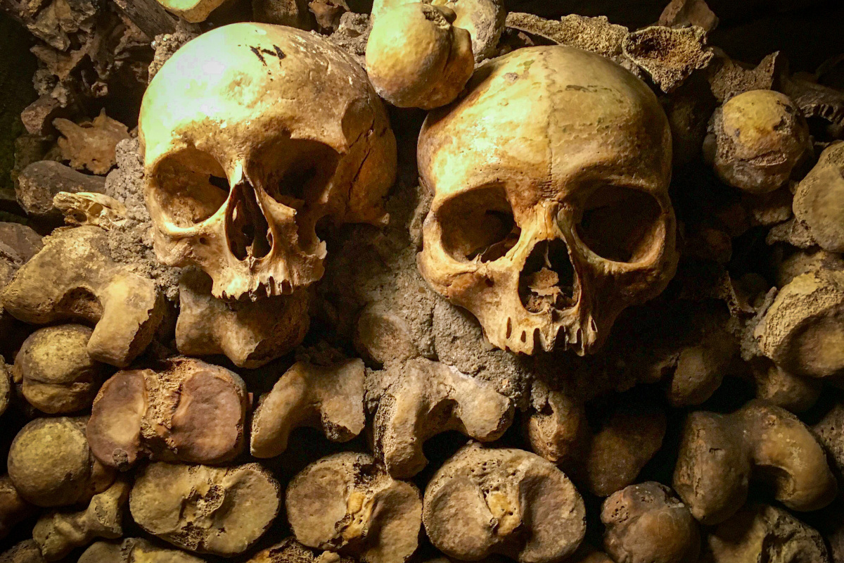 Catacombe di Parigi Viaggiatori temerari? Ecco 7 luoghi per una vacanza da brividi