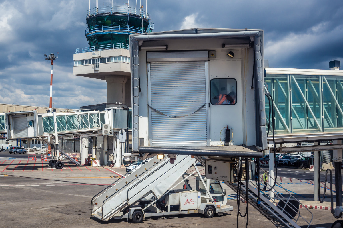 Catania, l'aeroporto resta chiuso dopo l'incendio: slitta la data di riapertura