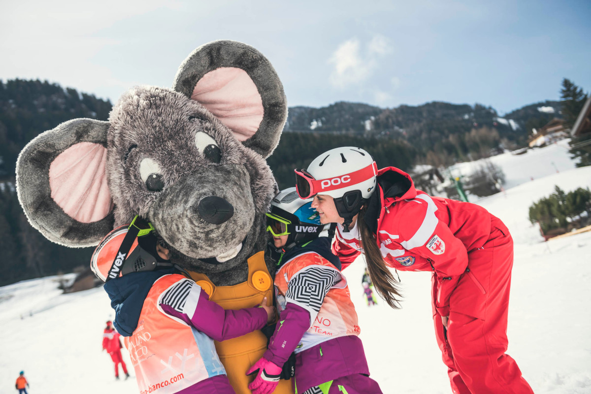 Cavallino Bianco, paradiso dello sci per i più piccoli Cavallino Bianco a Ortisei il paradiso per le famiglie di sciatori