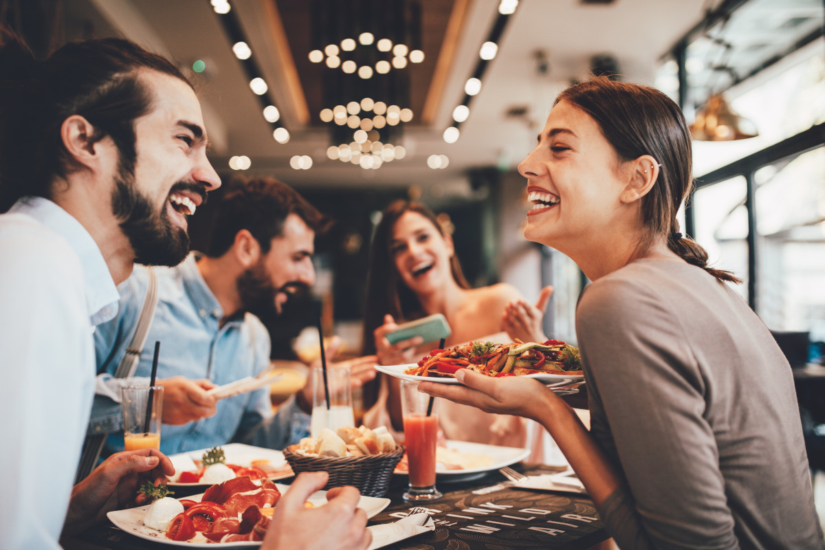 Gli italiani al mangiare fuori non rinunciano Nonostante il caro prezzi per gli italiani mangiare al ristorante è una priorità