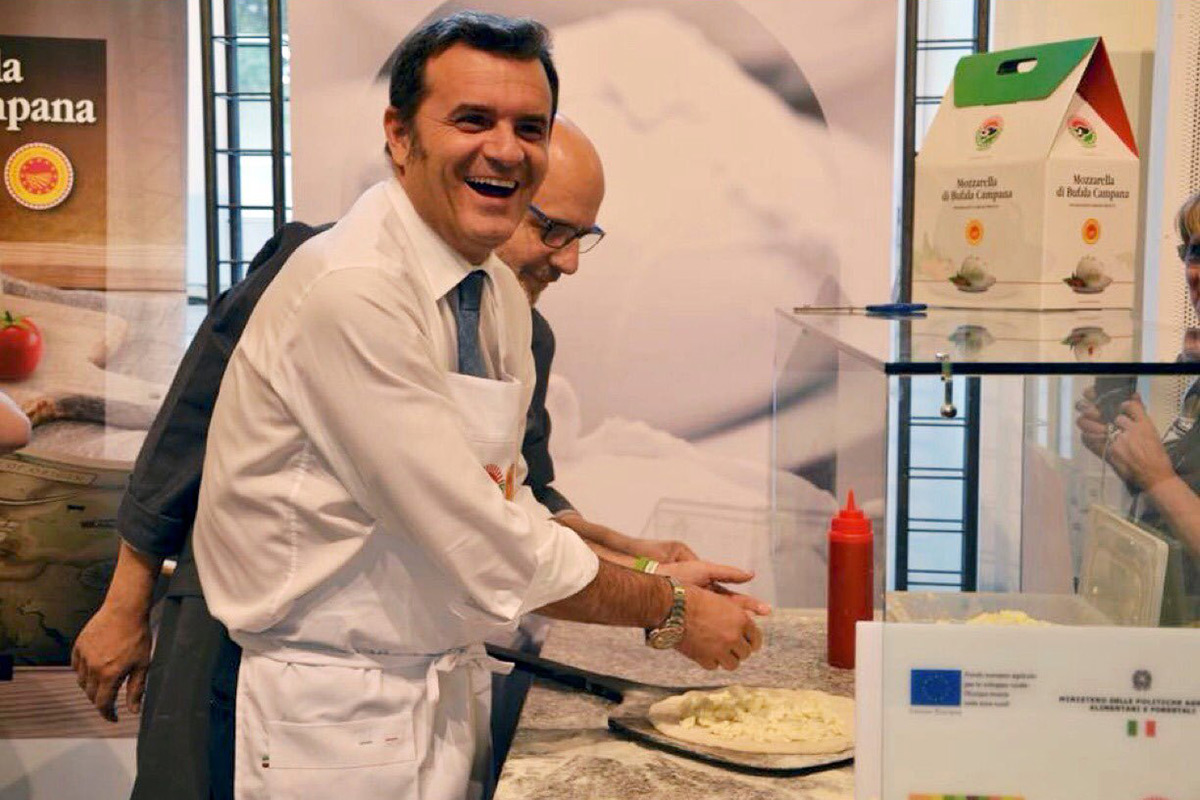 Con le... “mani in pasta Centinaio: «Rilanceremo il turismo con i voucher». Manca il  personale? «Basta reddito di cittadinanza»