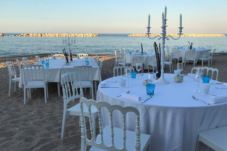 Aperitivi in riva al mare a Porto Recanati (Aperitivi sulla spiaggia allo Chalet La Rotonda 1962)