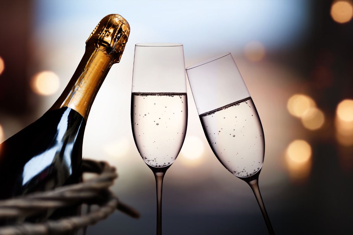 Champagne per brindare un incontro… e poi? In quali altre canzoni è citato il vino francese?