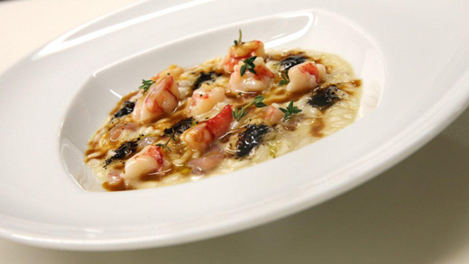 "Risotto con gamberi rossi, nervetti di vitello e polvere di liquirizia" - Riccardo Monco (Enoteca Pinchiorri, Firenze) "Risotto con gamberi rossi, nervetti di vitello e polvere di liquirizia" - Riccardo Monco (Enoteca Pinchiorri, Firenze)