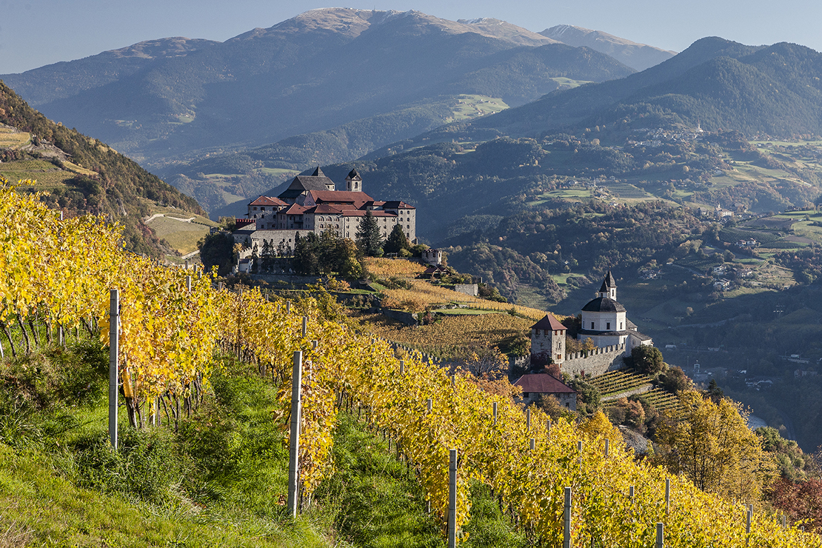 Monastero di Sabiona. Foto: Florian Andergassen Castagne o pino mugo? I sentieri d’autunno a Chiusa