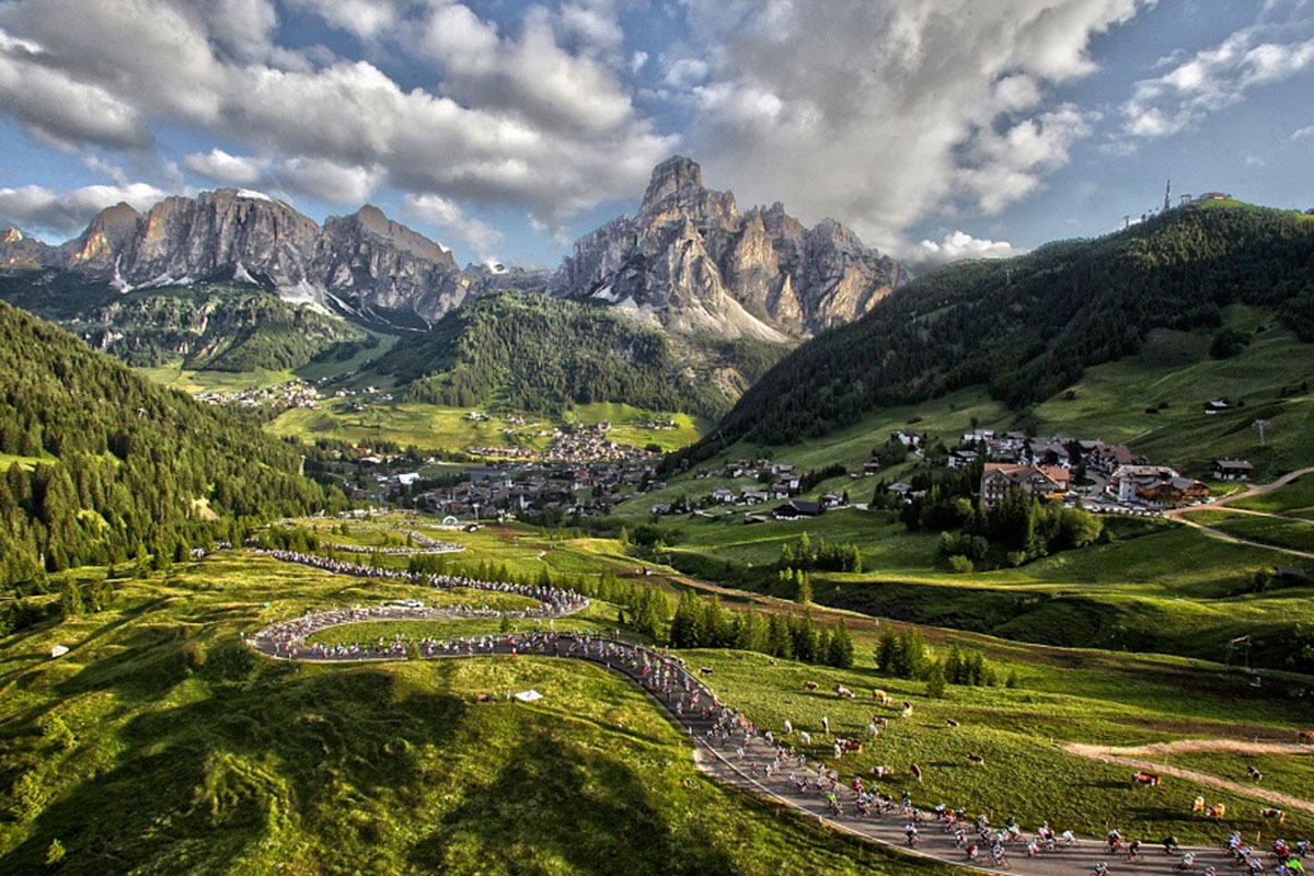 La Maratona delle Dolomiti Boom del cicloturismo: 4,6 miliardi di ricavi. Ma il potenziale è da 20, servono ciclabili!