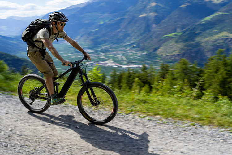 Aumentano notevolmente i cicloturisit - Gli hotel ripartano dalle biciclette Il turismo di domani è sui pedali