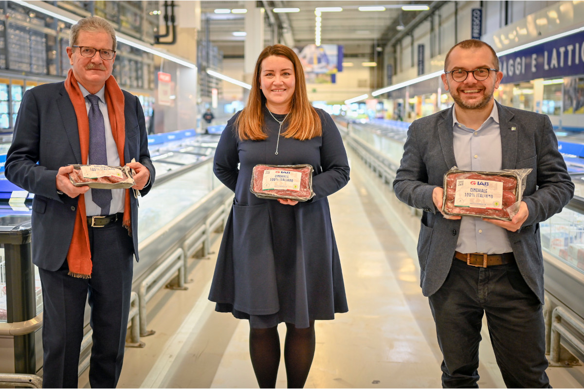 Da sinistra Maurizio Zipponi, Tanya Kopps e Fabio Rolfi  Sugli scaffali di Metro Italia un cinghiale locale e sostenibile