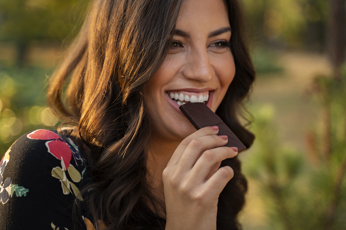 Felicità è in 3 quadratini cioccolato extra fondente al giorno La felicità? Per la scienza è in 30 g di cioccolato fondente al giorno