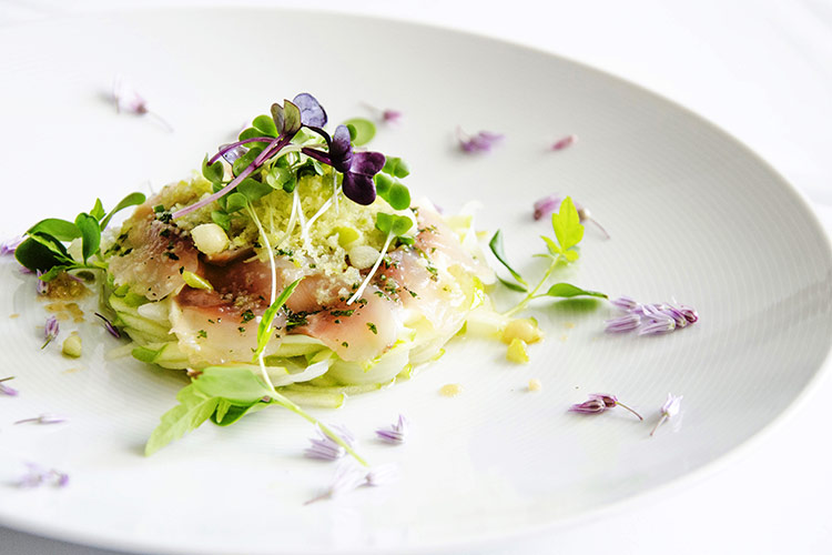 Cipollata con Granny Smith, crema di Robiola di Roccaverano,sgombro marinato e gelo di mela