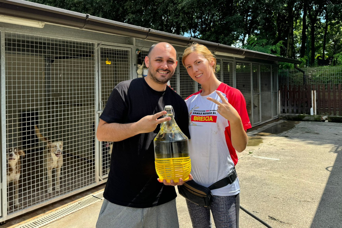 Lo chef Ciro Di Maio porta al canile l'acqua rimasta sui tavoli del ristorante