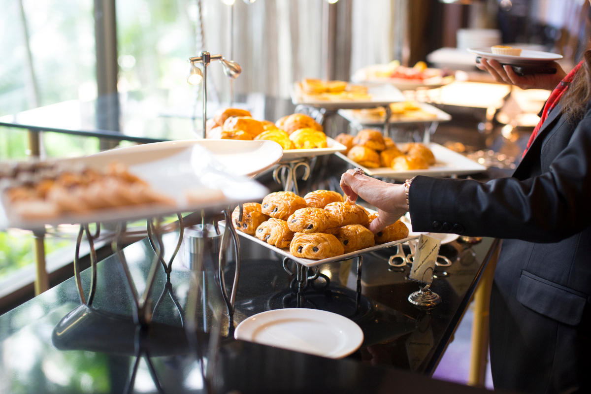 Spreco di cibo negli hotel: basta col buffet, si torni a servire la colazione al tavolo