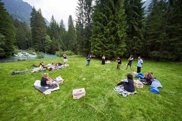 Colazione sull'erba in Val Nambrone - Sull'erba, in un maso o in hotel Sulle Dolomiti la colazione è a Km 0