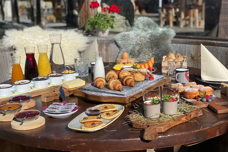 Una tipica colazione ad alta quota - Sull'erba, in un maso o in hotel Sulle Dolomiti la colazione è a Km 0