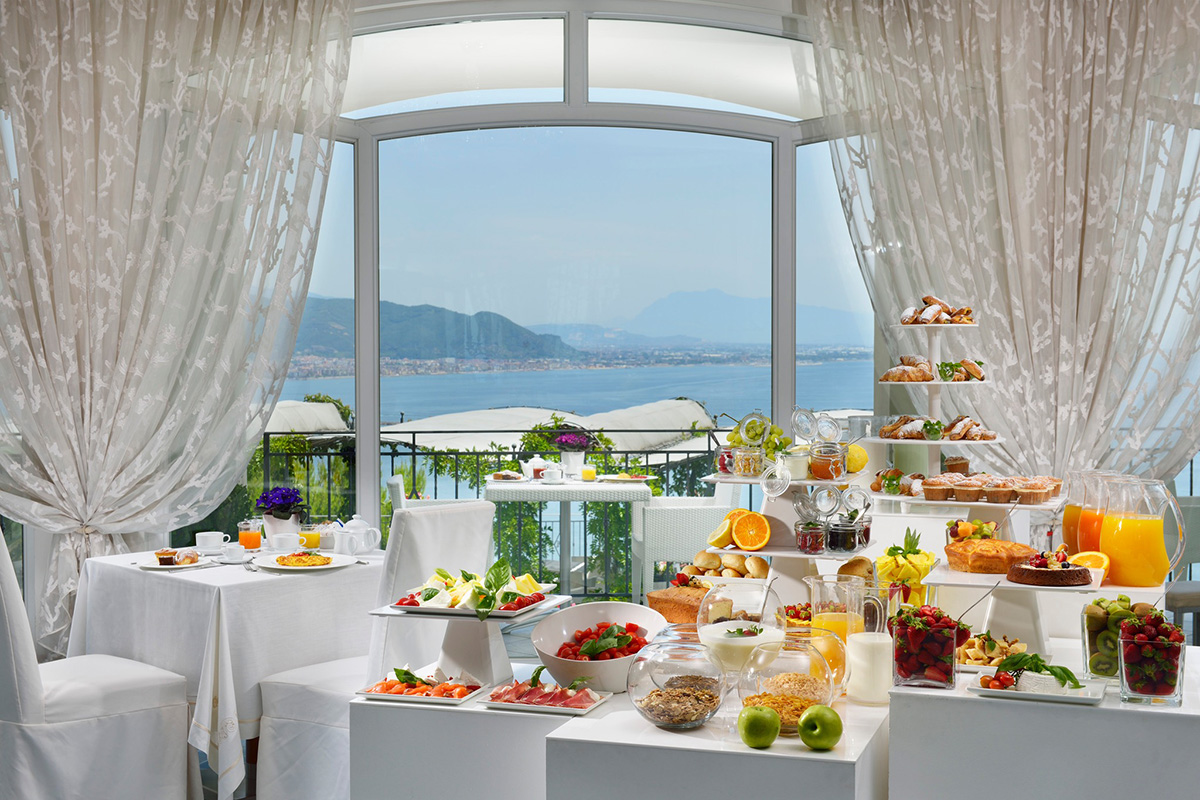 Colazione con vista Tutta la magia della Costiera Amalfitana all’Hotel Raito Amalfi Coast