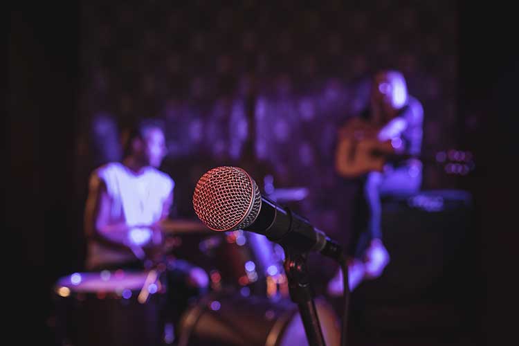 Non solo ballo in pista, in discoteca si tengono anche concerti e spettacoli artistici: come gestire la capienza? I limbo delle discoteche: ok alla riapertura, ma protocolli superati