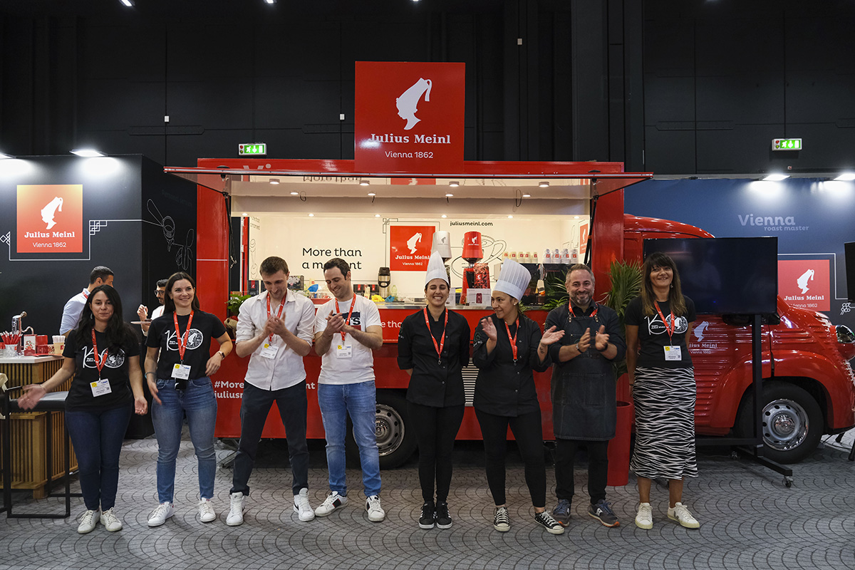 Andreea Postolache, a destra, con i concorrenti. In maglia bianca i vincitori Simone Cappuzzo e Denis Ferrari Julius Meinl Coffee Tour fa tappa a Milano