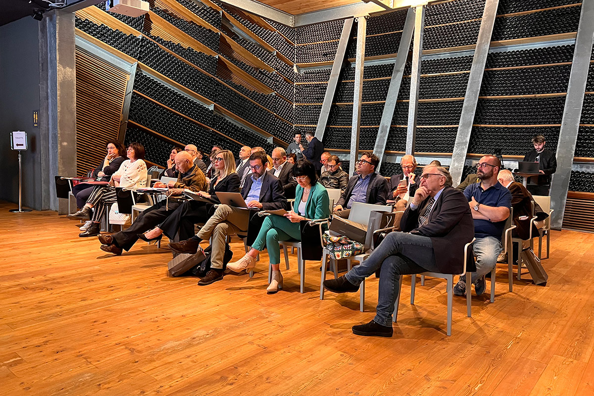 Un momento della conferenza stampa di Wine in Moderation nella cantina di MezzacoronaOderation Vino: 2 o 3 bicchieri al giorno fanno bene. Mezzacorona in campo per il bere responsabile