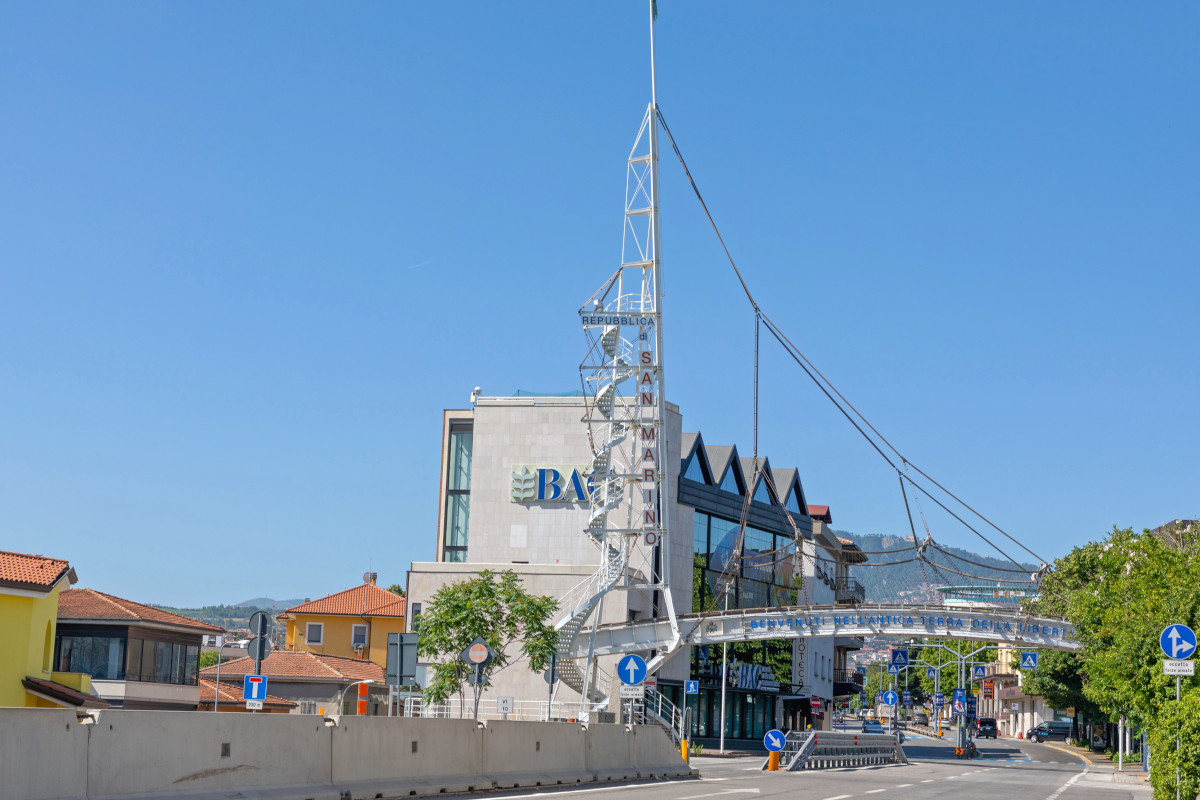Il confine tra Italia e San Marino&nbsp; Addio ai timbri sul passaporto souvenir di viaggio dei tempi che furono