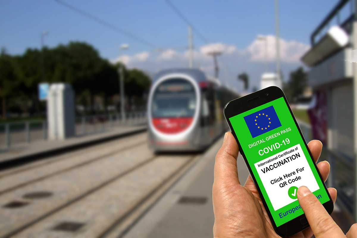 Dal 6 dicembre entra in vigore il super green pass. Sui mezzi pubblici, però, basta il green pass base Super green pass, scattano i controlli: a Roma il primo multato