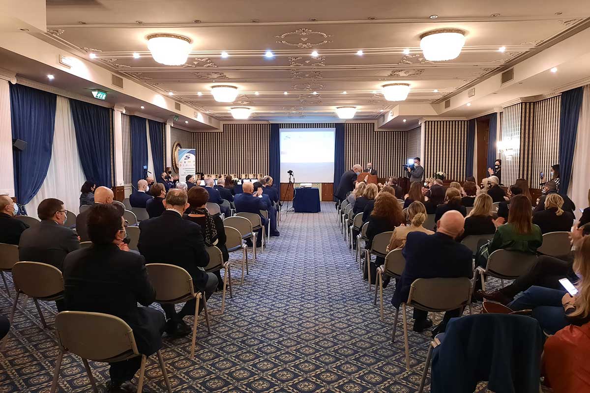 La sala conferenze del Grand Hotel Parker’s di Napoli gremita per il convegno di Solidus Al convegno annuale Solidus l'accoglienza fa quadrato attorno al benessere dell'ospite