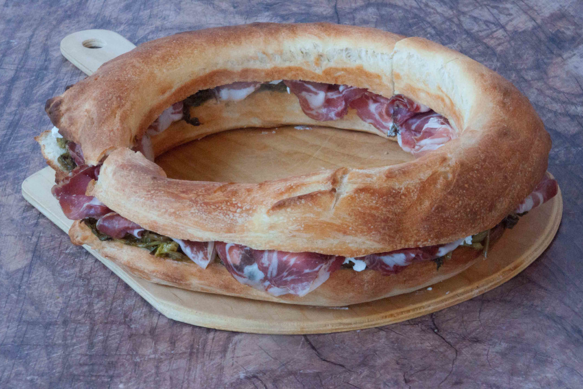 Per i conviviali: corona di pane di grano duro con capocollo, ricotta di bufala e friarielli Ad ognuno la sua birra: i consigli di Moretti raccontano l'Italia del cibo