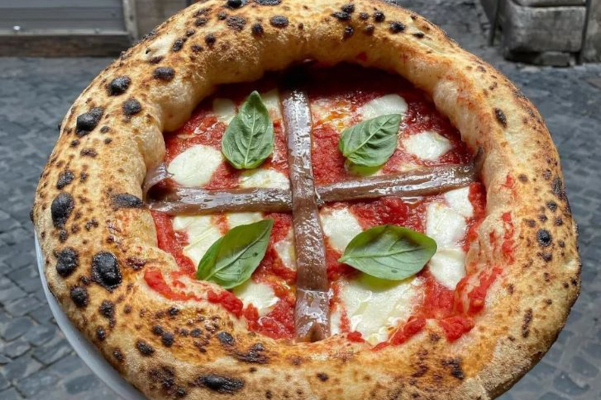 La pizza non è un salvagente: diciamo basta ai cornicioni esagerati