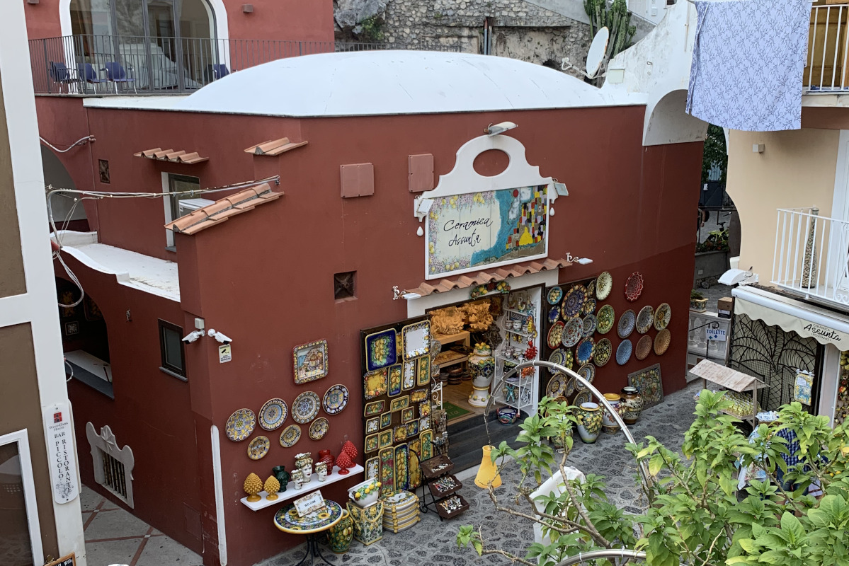 Souvenir in angoli da sogno La magia della Costiera Amalfitana riempie il cuore di passione