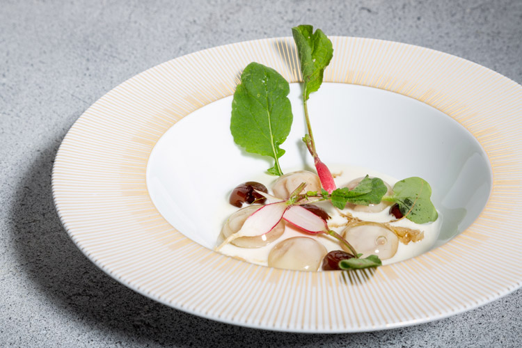 Raviolo di prosciutto in gelatina, olive, amarene e rafano (Le creazioni di Matteo Baronetto per i 4 giorni di Identit&agrave; Golose)