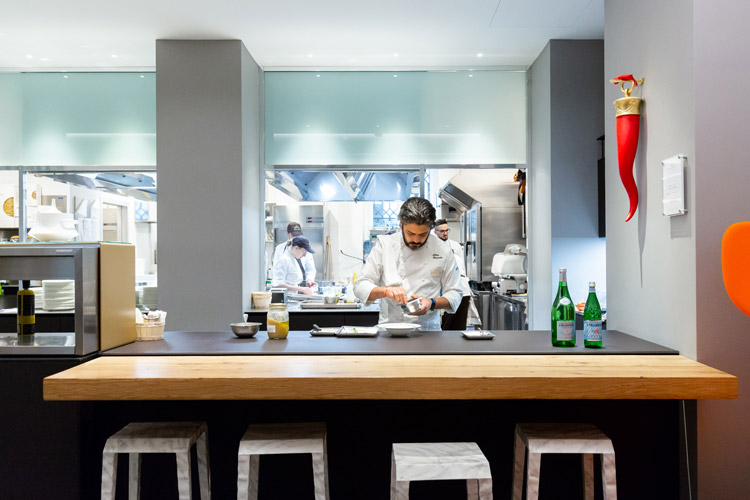 Matteo Baronetto in cucina (Le creazioni di Matteo Baronetto per i 4 giorni di Identit&agrave; Golose)