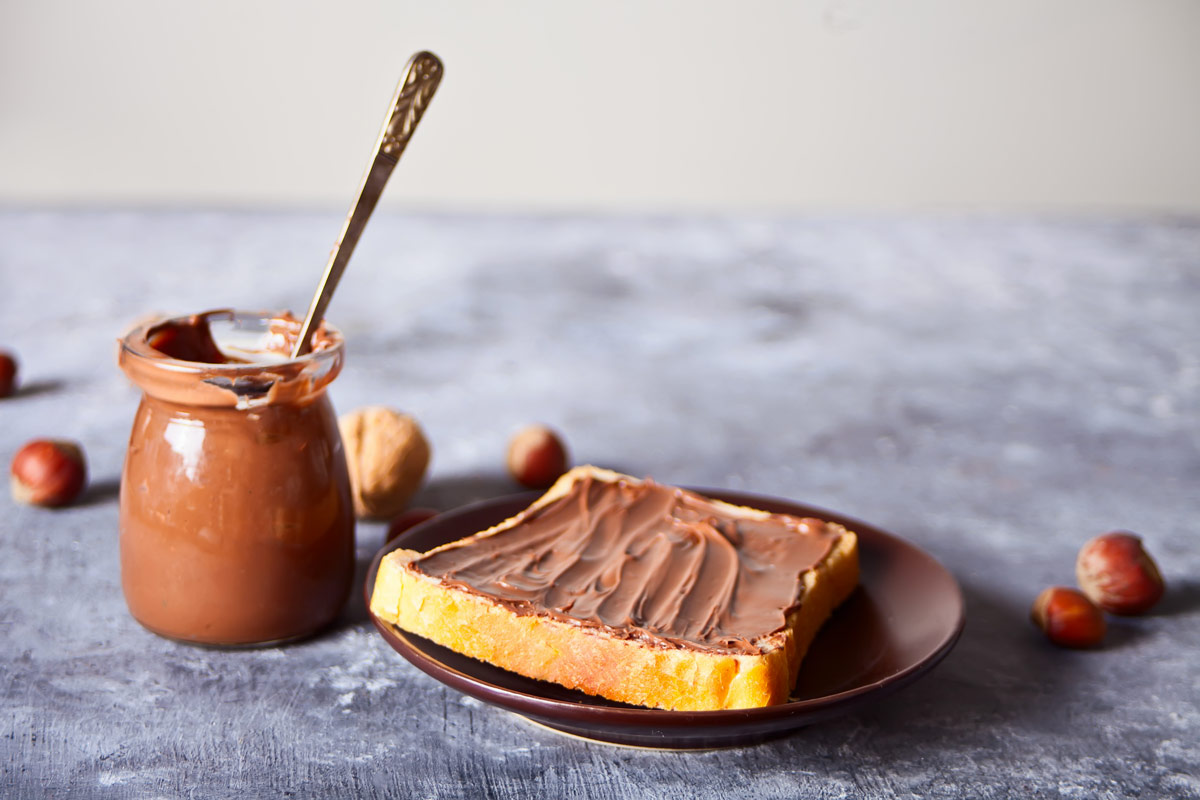 ci sono poi creme spalmabili che rappresentano di contro un comfort food e che poco hanno a che vedere con l’aspetto salutistico, ma che stuzzicano gola e curiosità Creme spalmabili e burro serve andare oltre l’abitudine