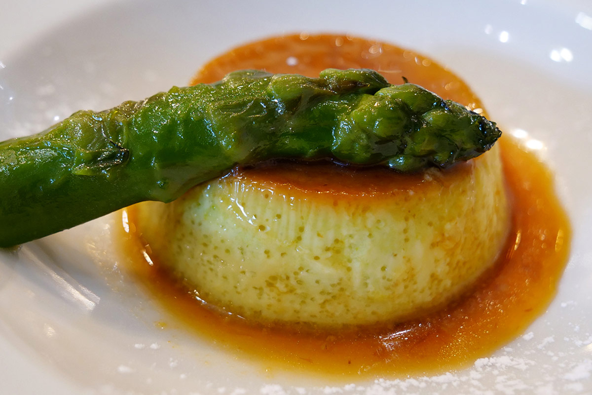 Creme caramel agli asparagi Per gli asparagi, una stagione di alta qualità