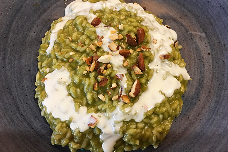 Riso e borragine, fonduta di cacio, mandorle tostate di Salvatore Miceli (La cucina indimenticabile del Lago Verde di Alia)