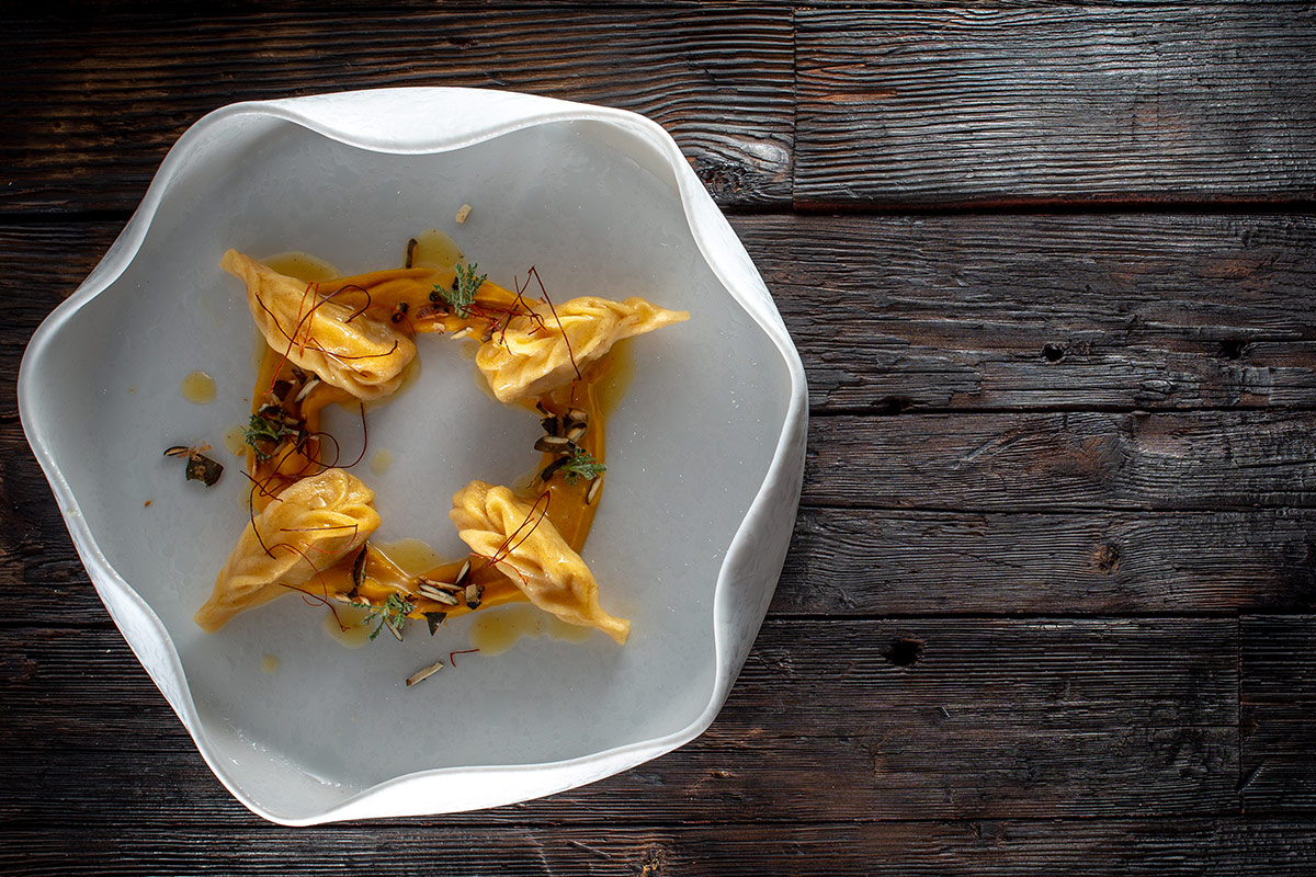 Culurgiones di pernice bianca con il suo fondo alle bacche di ginepro Madesimino Culurgiones di pernice bianca con il suo fondo alle bacche di ginepro Madesimino