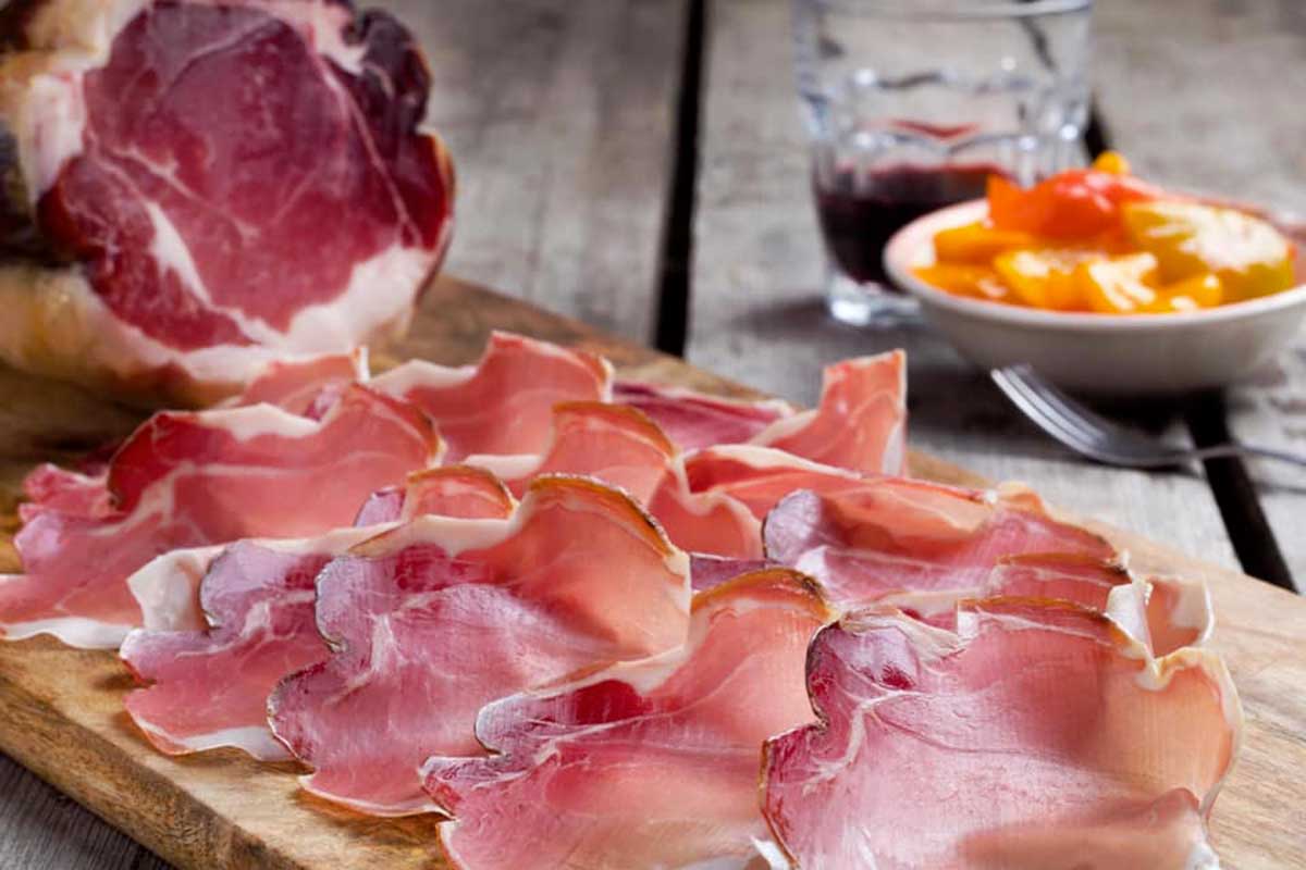 Assaggi di culatello, immancabili nelle notti emiliane Stelle cadenti e visite ai castelli, in Emilia l'estate si vive con il naso all'insù