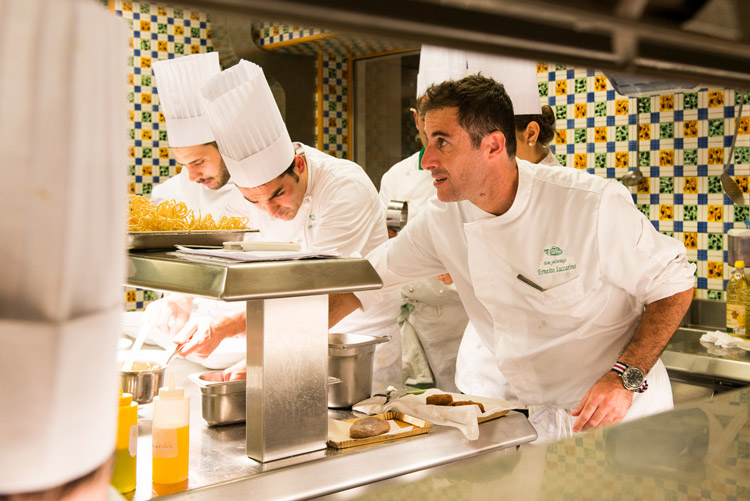 Ernesto Iaccarino in cucina (Da Don Alfonso cucinano gli ospiti)