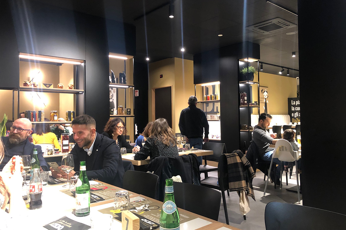 L'interno della nuova pizzeria bolognese La pizza gourmet di DaZero arriva a Bologna