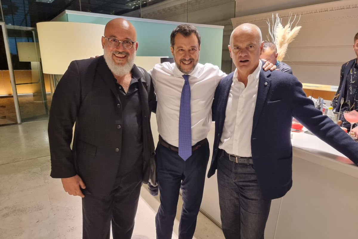 Da destra: Enrico Derflingher, presidente di Euro-Toques Internazionale, Matteo Salvini e Antonino Fratello, delegato Euro-Toques del Lazio Nazionale italiana cuochi, ecco gli ingredienti per i piatti della Coppa del mondo