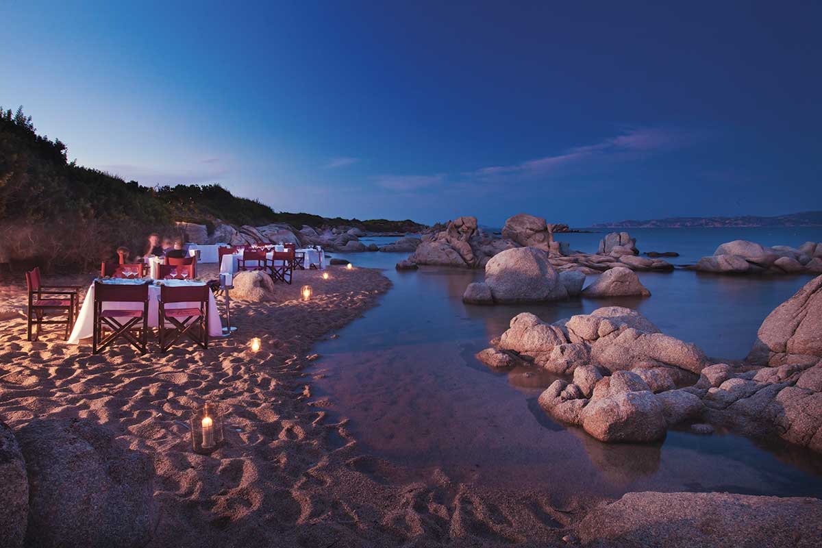 Cena sulla spiaggia e senza plastica al ristorante Li Zini del Resort Valle dell'Erica Delphina Hotels