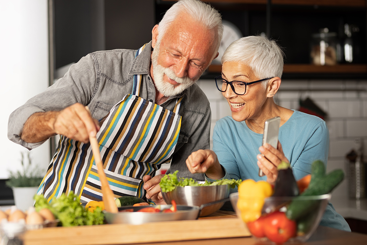 Gli alimenti per combattere la demenza Frutta, verdura, legumi, pesce tè e caffè: ecco la dieta anti-demenza