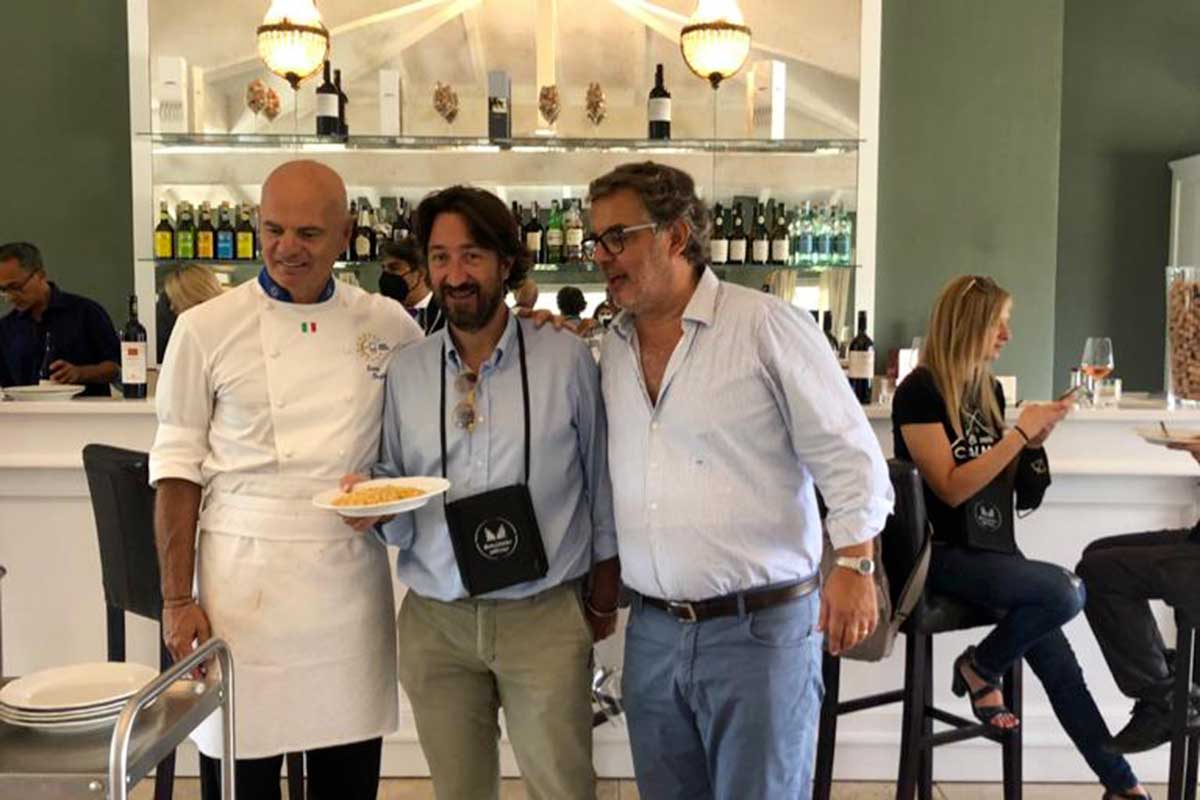 Al centro, fra Enrico Derflingher e Guido Folonari c'è il giornalista enogastronomico Aldo Fiordelli  Bolgheri DiVino, fra i protagonisti il risotto Regina Vittoria di Enrico Derflingher