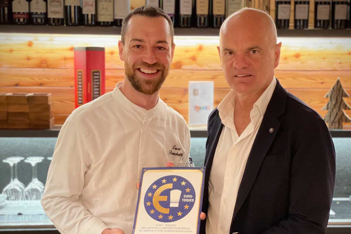 Da sinistra, lo chef Luca Bruschetti e il presidente di Euro-Toques Enrico Derflingher Arriva il marchio Deco per i formaggi ad Alagna Valsesia