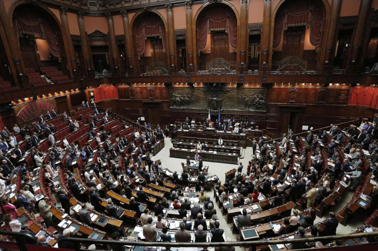 (Dl dignit&agrave;, occupazioni a rischio L'esempio di Bergamo: 5mila in meno)