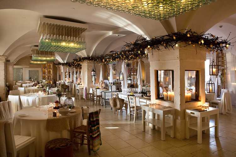 La sala del Due Camini di Borgo Egnazia (La nuova stagione di Due Camini si apre con due cene a 4 mani)